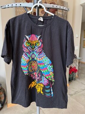 Black T-Shirt with Colorful Owl Graphic women’s L